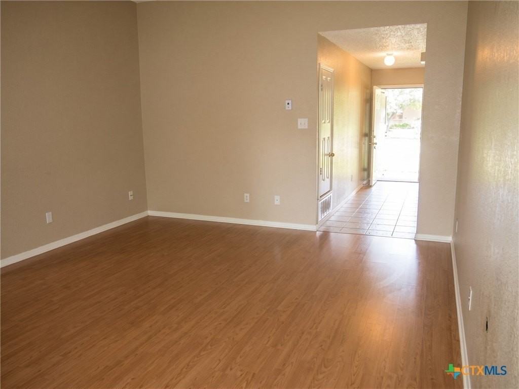 1311 Elke Cir - Photo 3 of 12