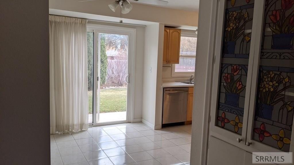 1561 Westland Ave - Photo 3 of 21