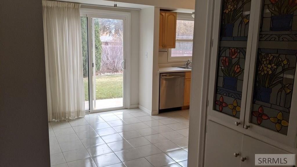 1561 Westland Ave - Photo 4 of 21
