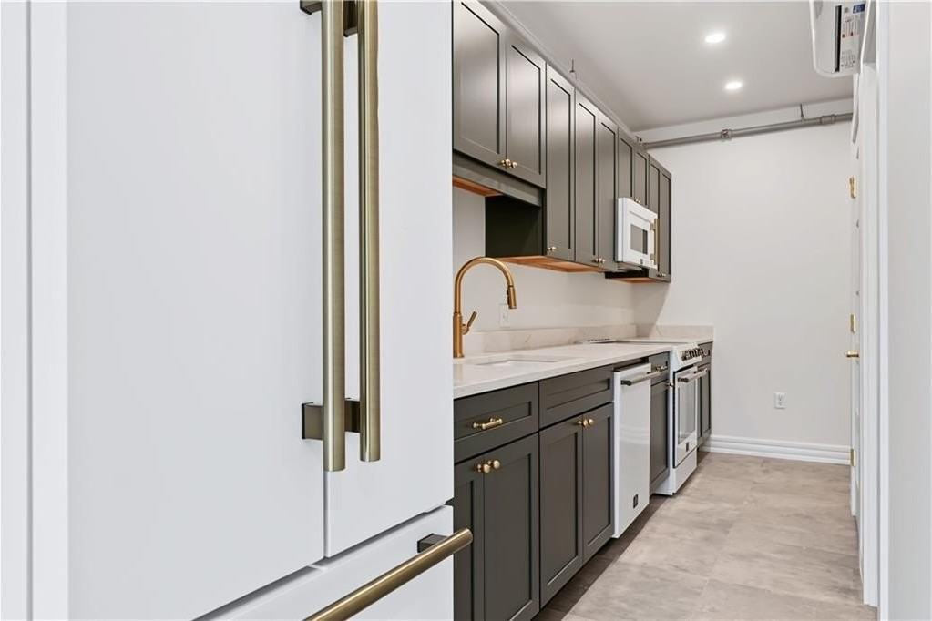 905 N Main St #202 - Photo 5 of 23