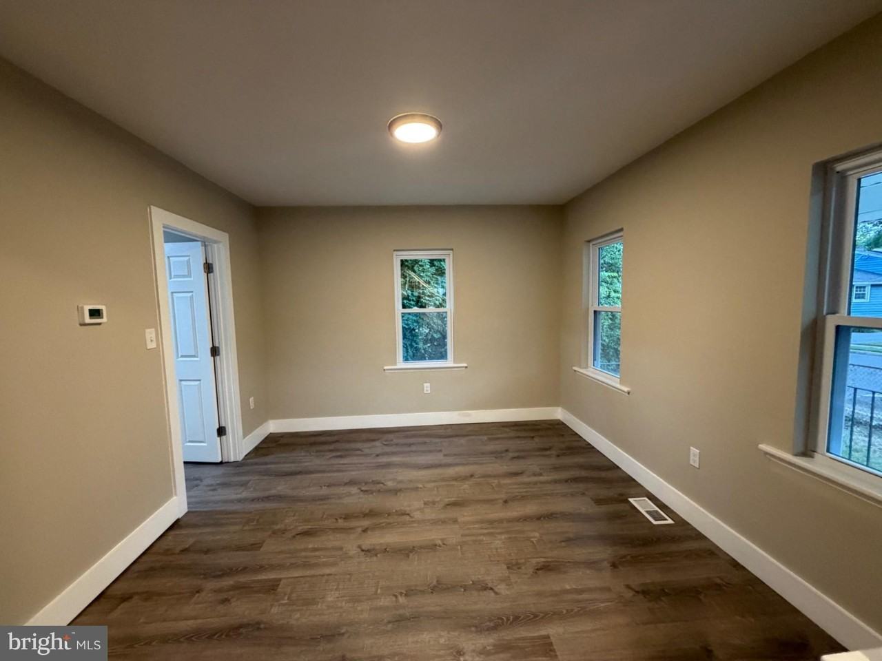 215 Thomas Ave N - Photo 3 of 15