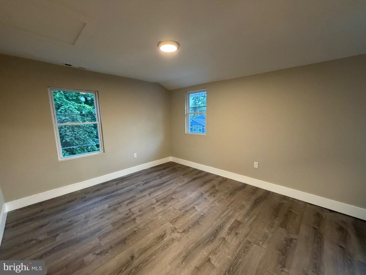 215 Thomas Ave N - Photo 7 of 15