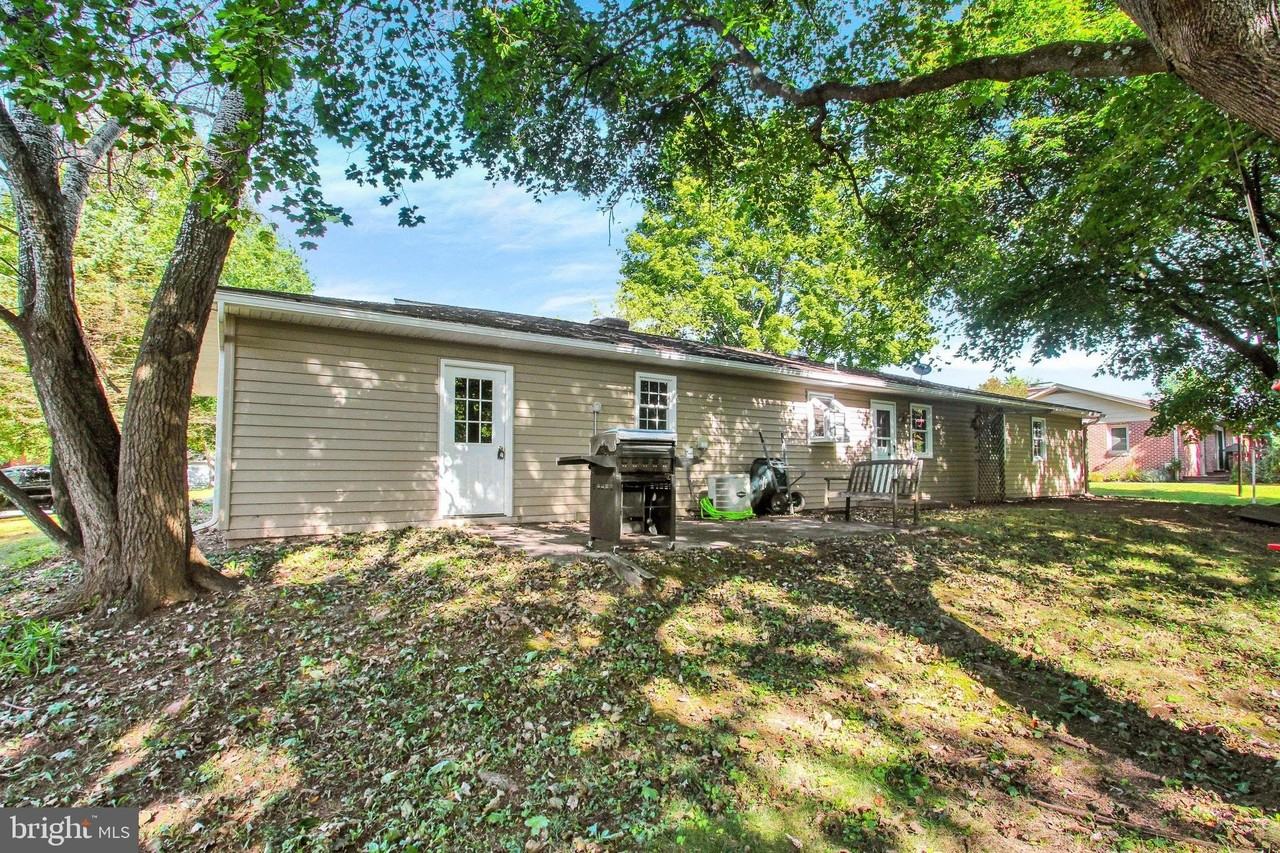 230 Ewell Ave - Photo 4 of 27