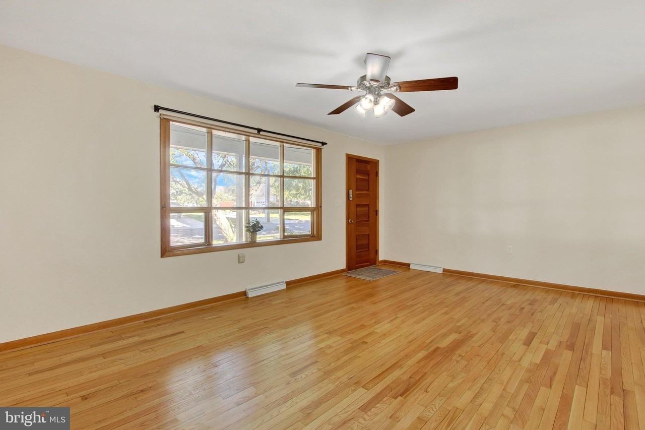 230 Ewell Ave - Photo 7 of 27