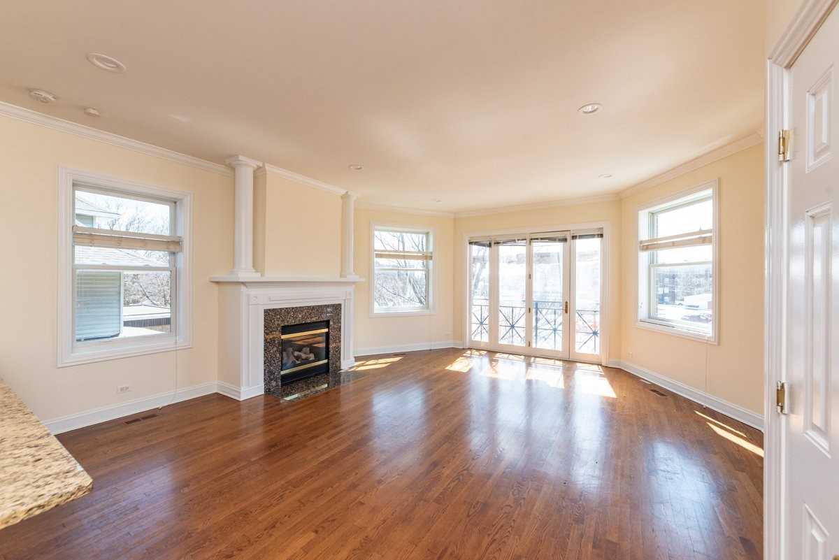 N Milwaukee Ave #2W - Photo 4 of 8