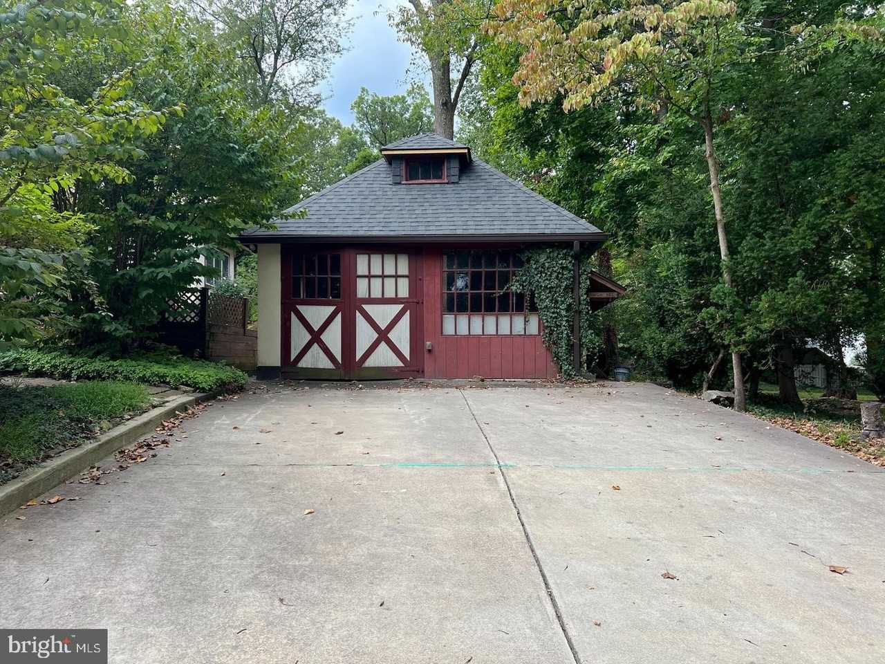 1328 Edge Hill Rd - Photo 2 of 29