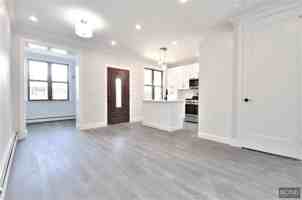 featured image of 135 E 46th St