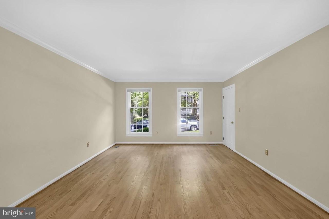 2206 Fort Ward Pl - Photo 5 of 46