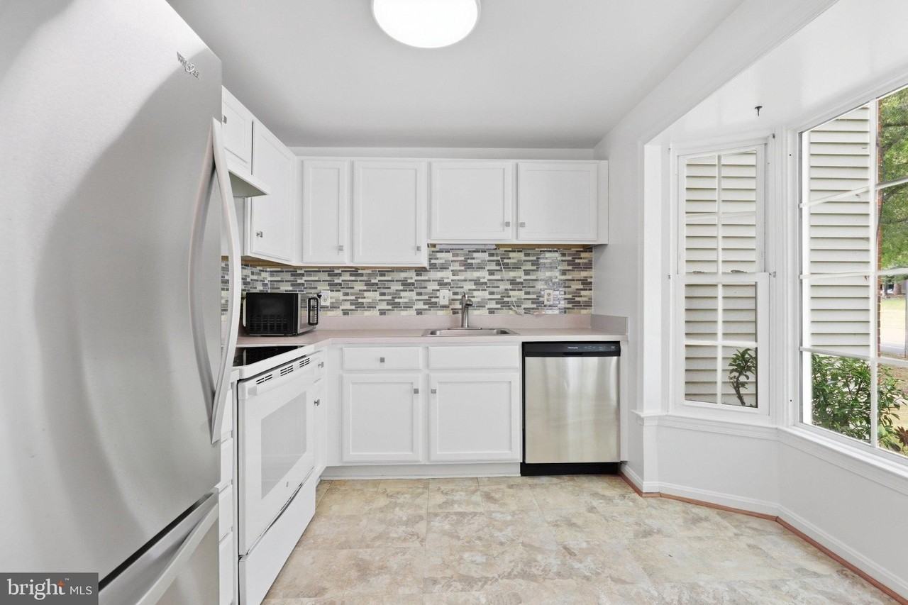 2915 Ellenwood Dr - Photo 4 of 26
