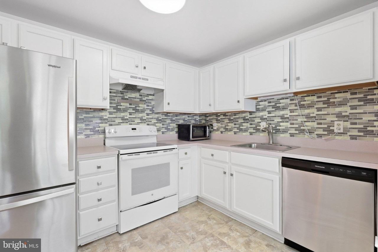 2915 Ellenwood Dr - Photo 5 of 26