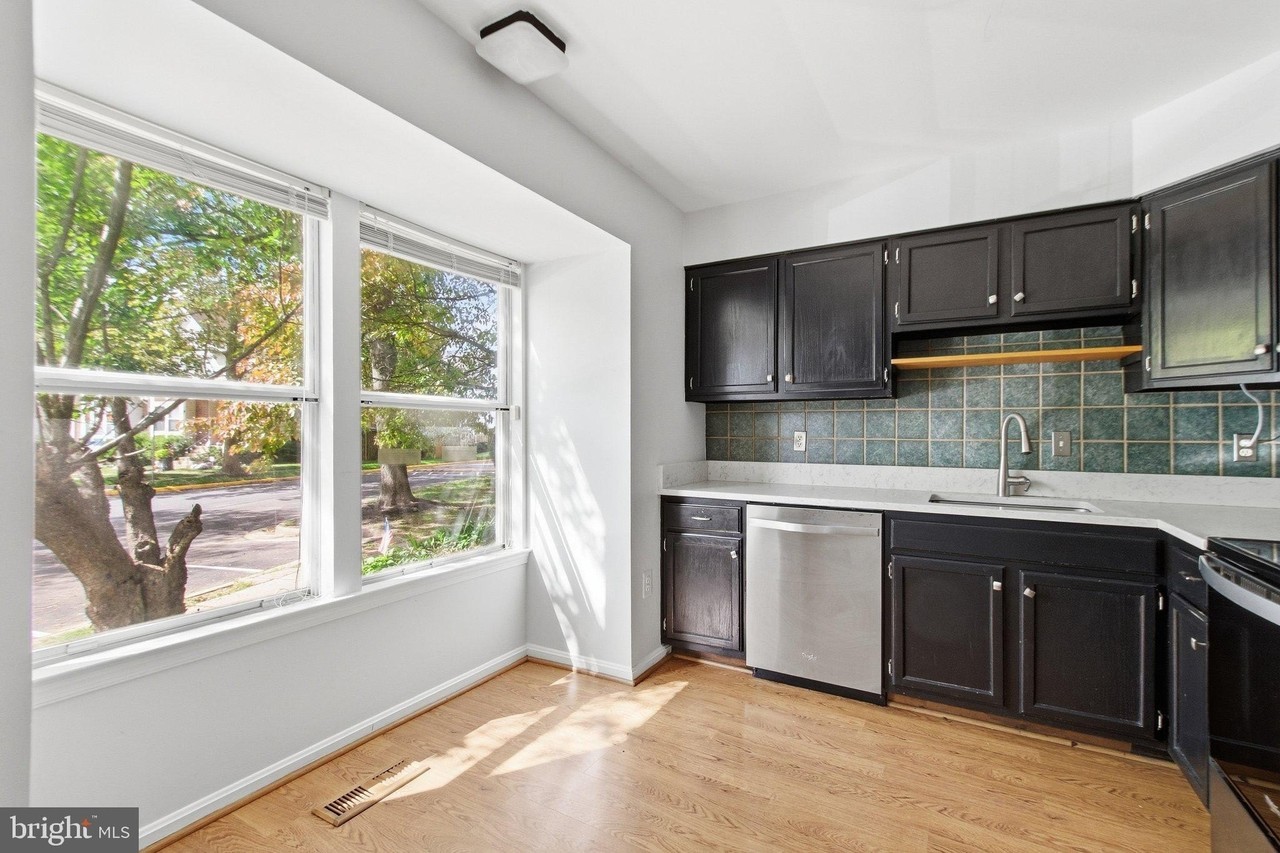 9617 Pierrpont St - Photo 4 of 36