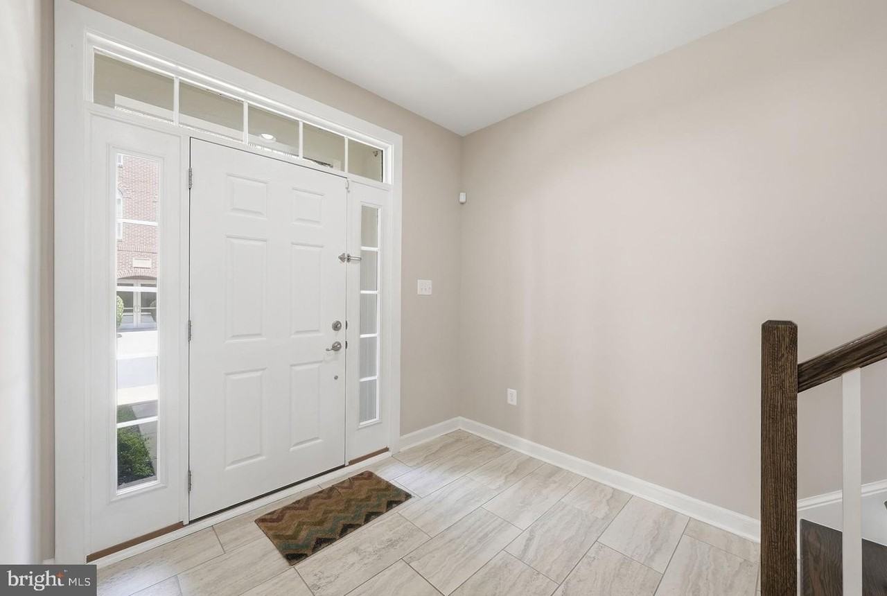13717 Neil Armstrong Ave - Photo 4 of 46