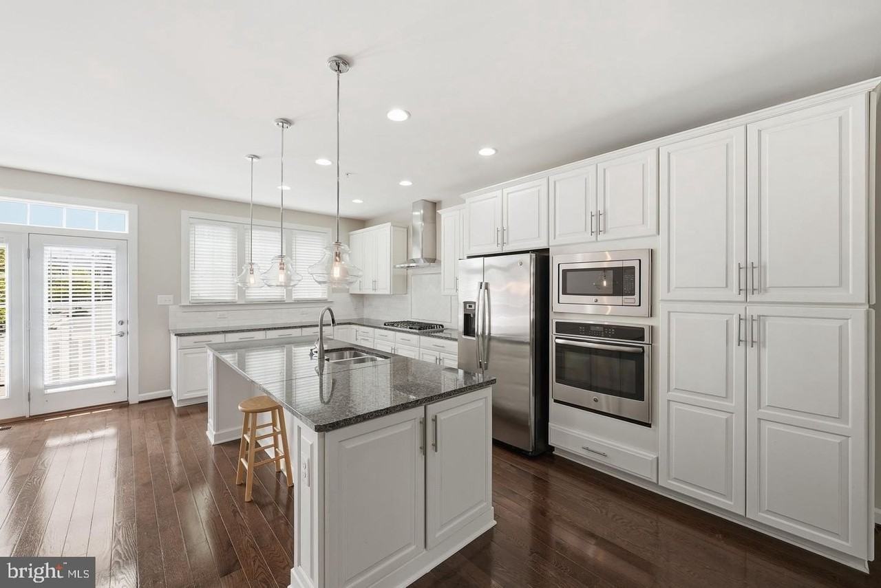 13717 Neil Armstrong Ave - Photo 7 of 46