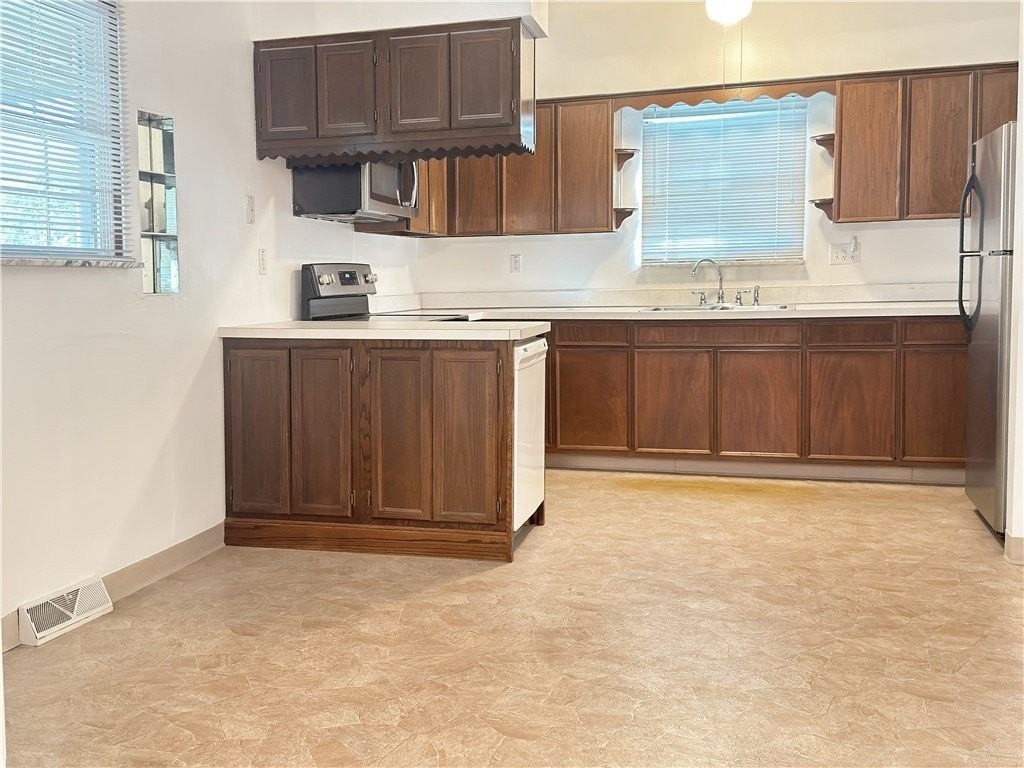 1129 Washington Ave - Photo 3 of 26