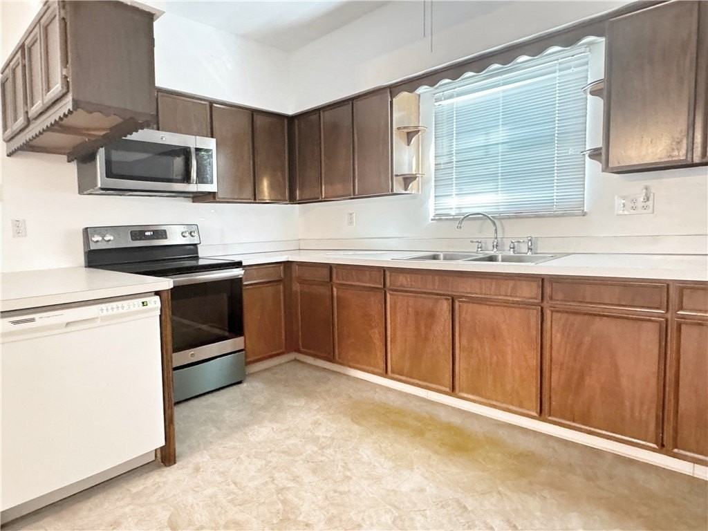 1129 Washington Ave - Photo 7 of 26
