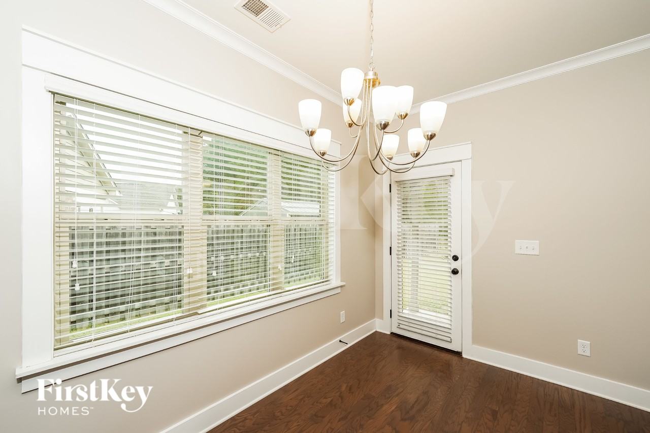1462 Woodridge Pl - Photo 4 of 16