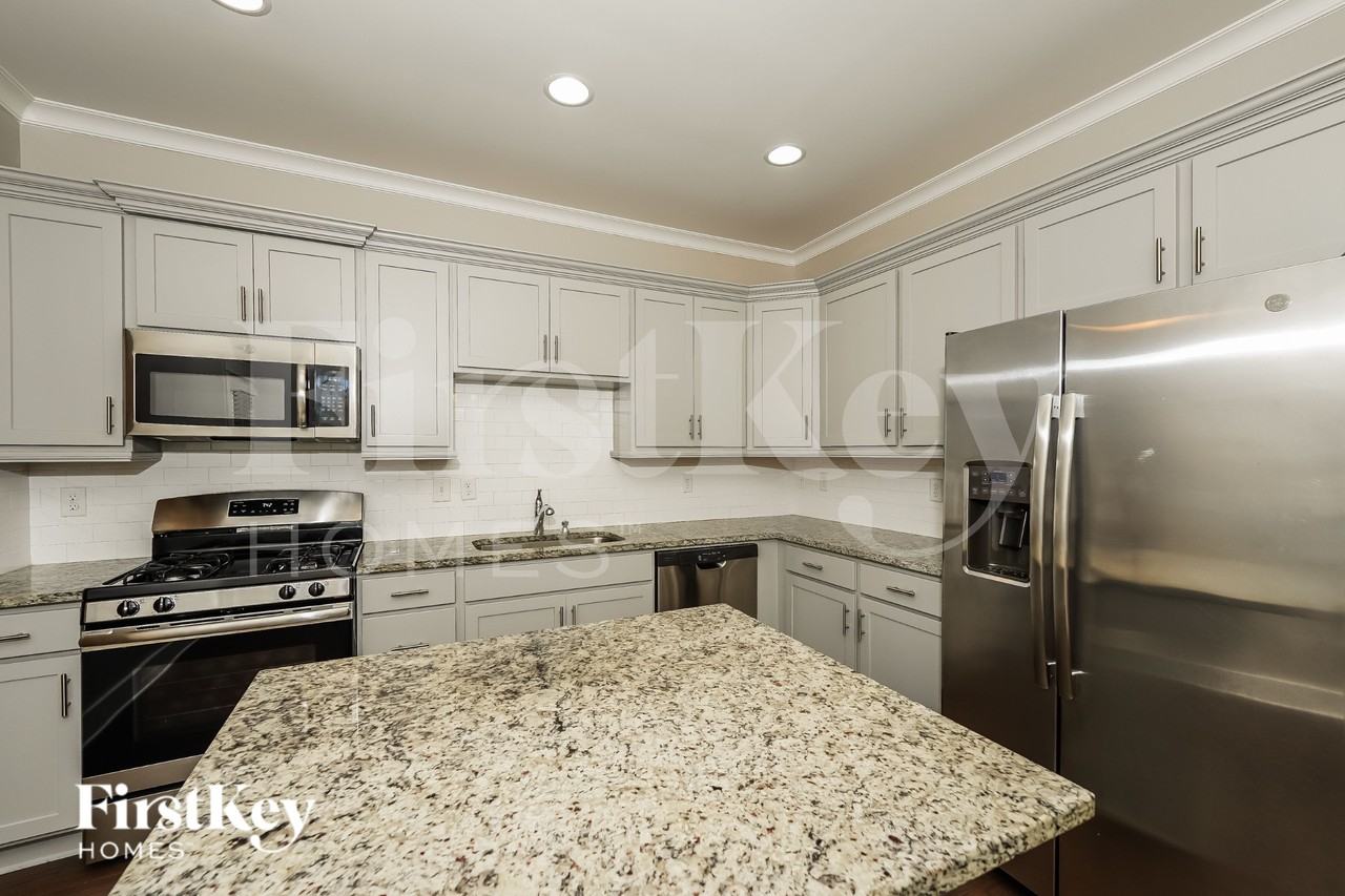 1462 Woodridge Pl - Photo 5 of 16