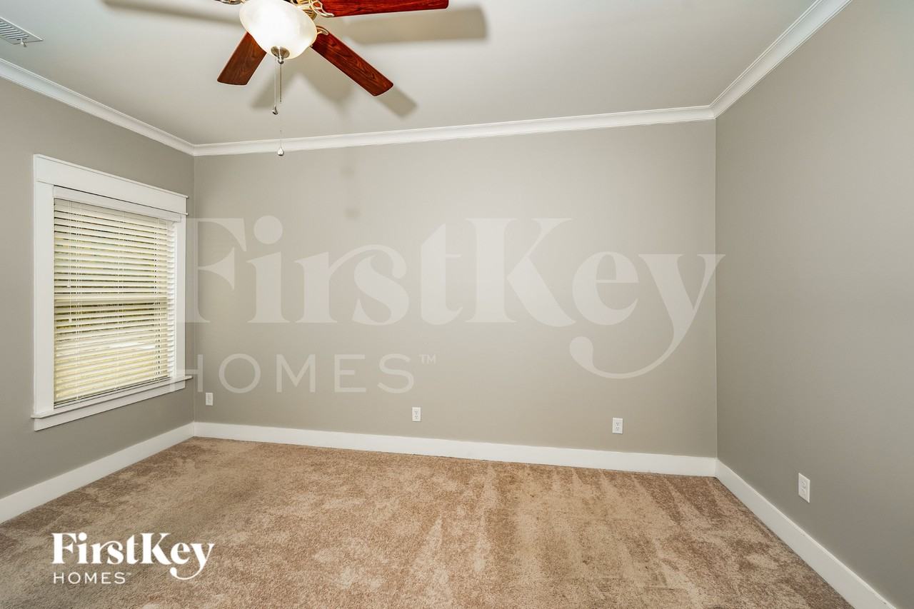 1462 Woodridge Pl - Photo 7 of 16