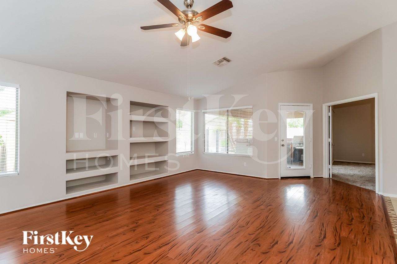 653 S Parkwood - Photo 3 of 15