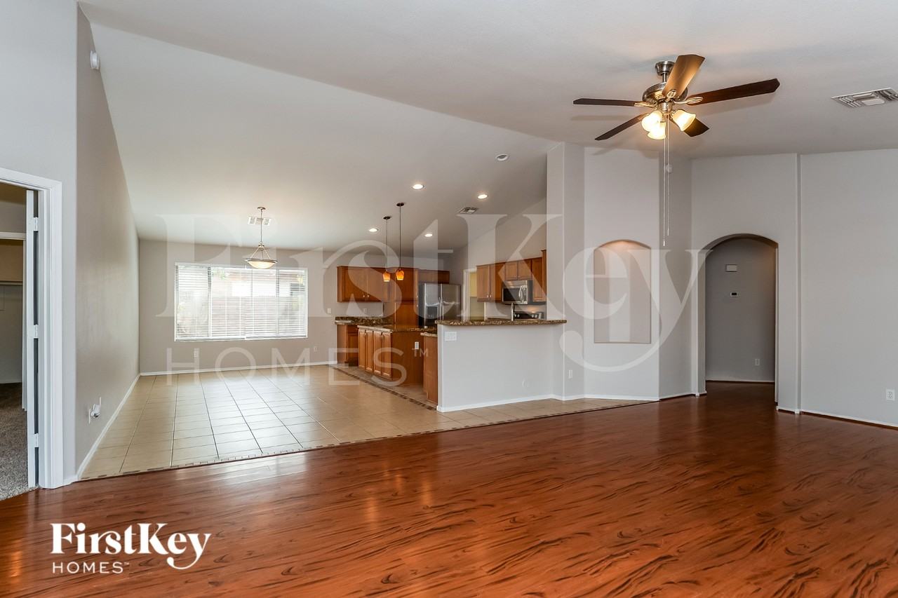 653 S Parkwood - Photo 4 of 15