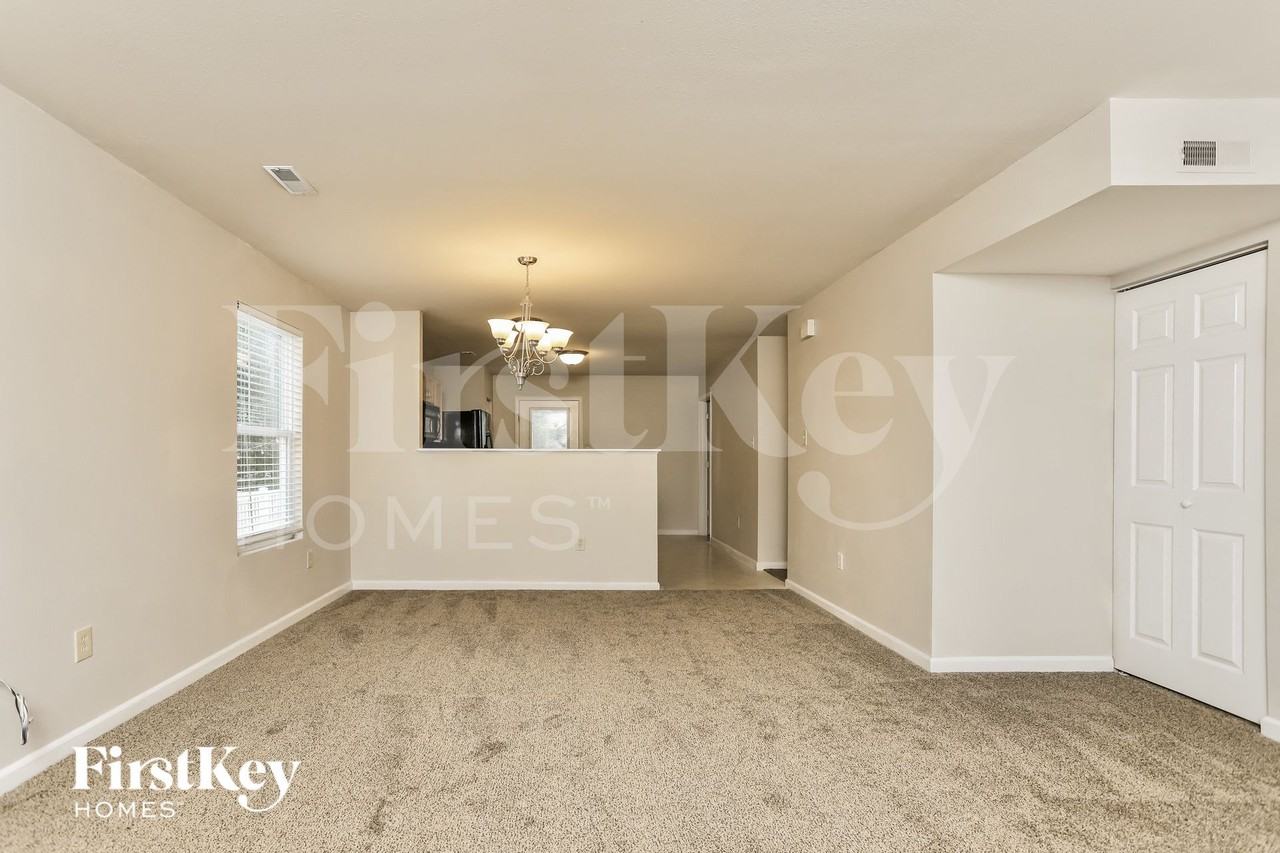 517 Glengarry Ct - Photo 4 of 15