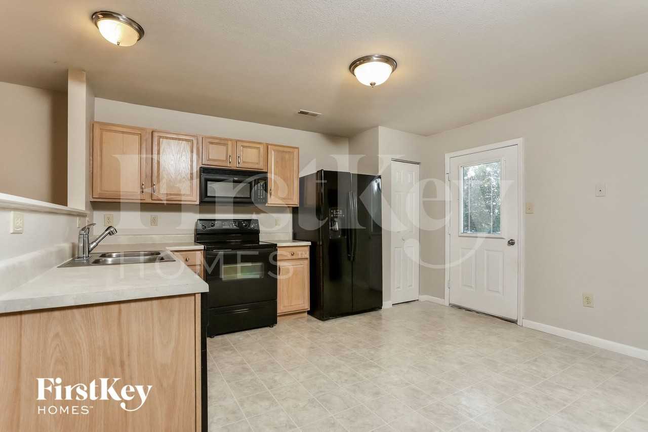517 Glengarry Ct - Photo 6 of 15
