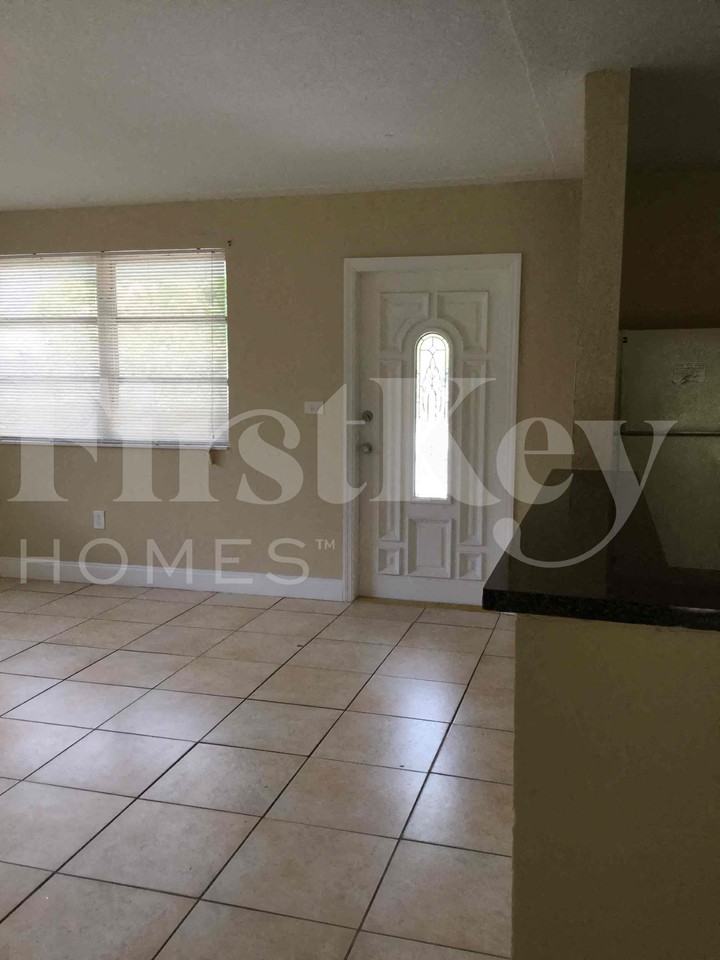 280 Ne 164th Ter - Photo 2 of 18