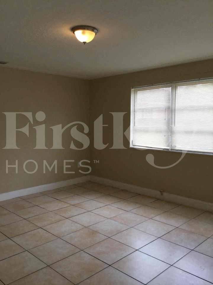 280 Ne 164th Ter - Photo 3 of 18