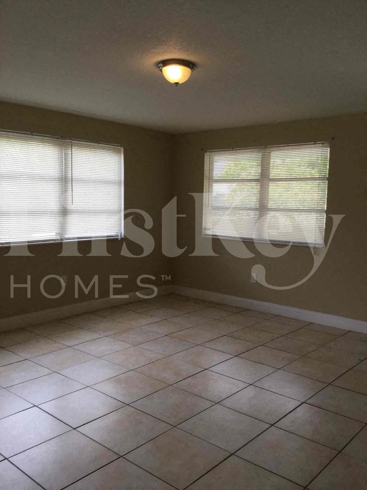 280 Ne 164th Ter - Photo 4 of 18
