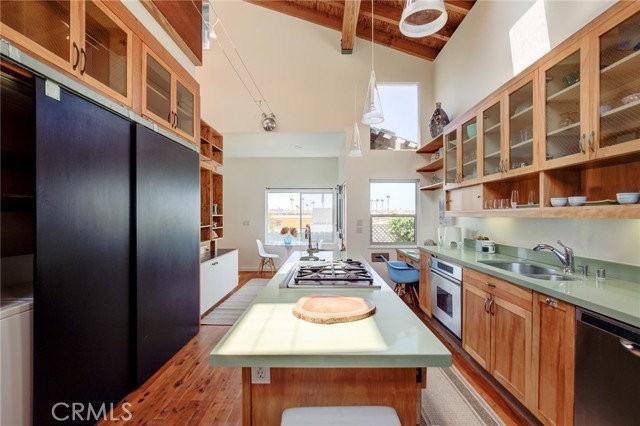 826 7th St - Photo 4 of 8
