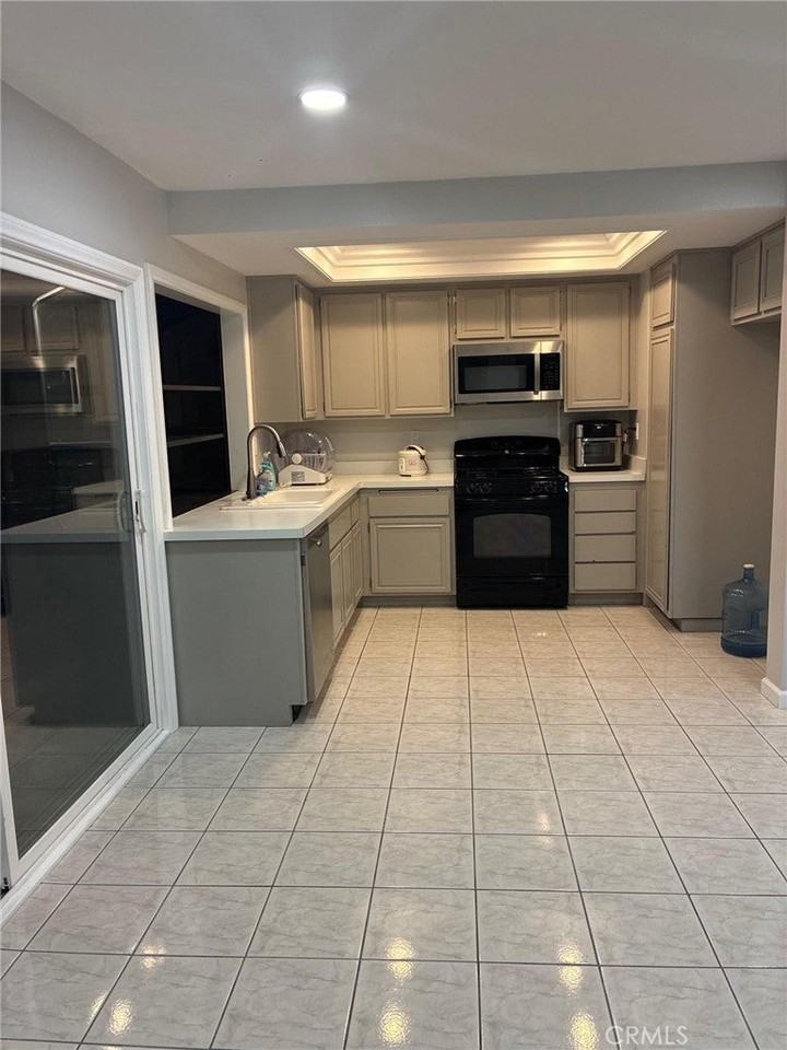 8842 Midbury Dr - Photo 4 of 15