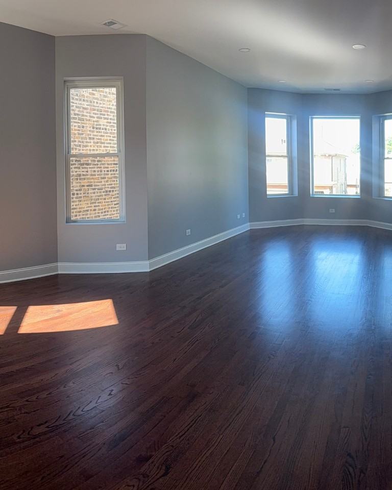 2427 N Lowell Ave - Photo 2 of 8