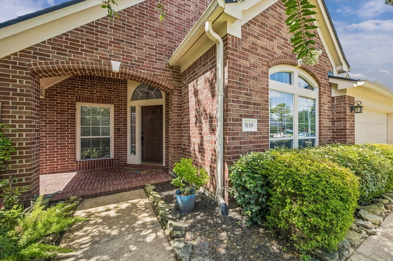 3118 Valley Ct - Photo 2 of 38