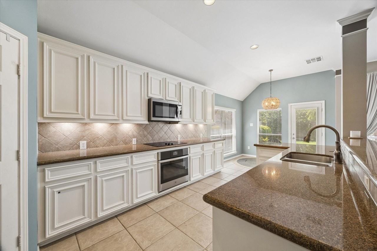 3118 Valley Ct - Photo 7 of 38