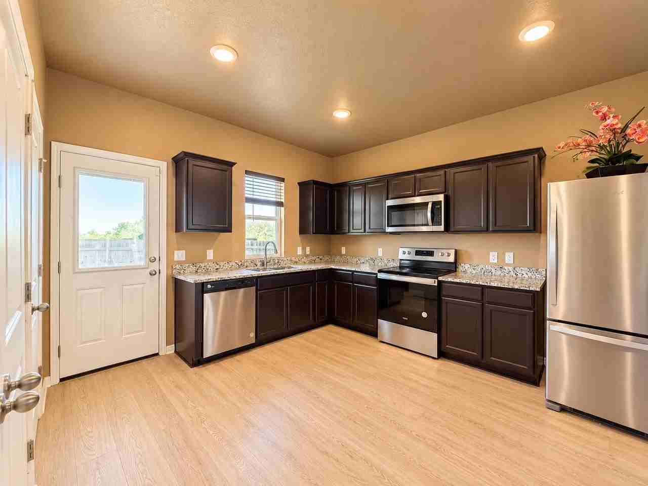 17821 Shafer Dr - Photo 4 of 27