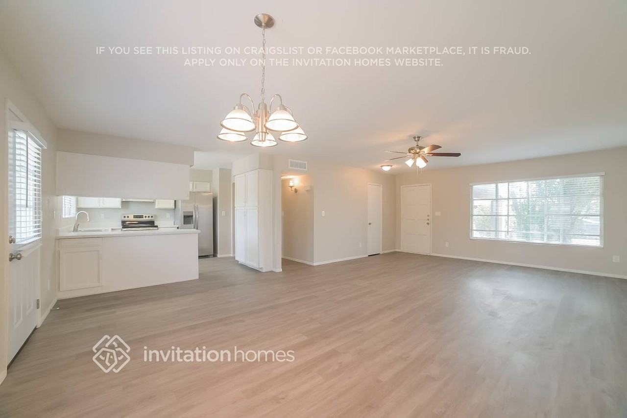 4823 S Roberts Rd - Photo 3 of 15