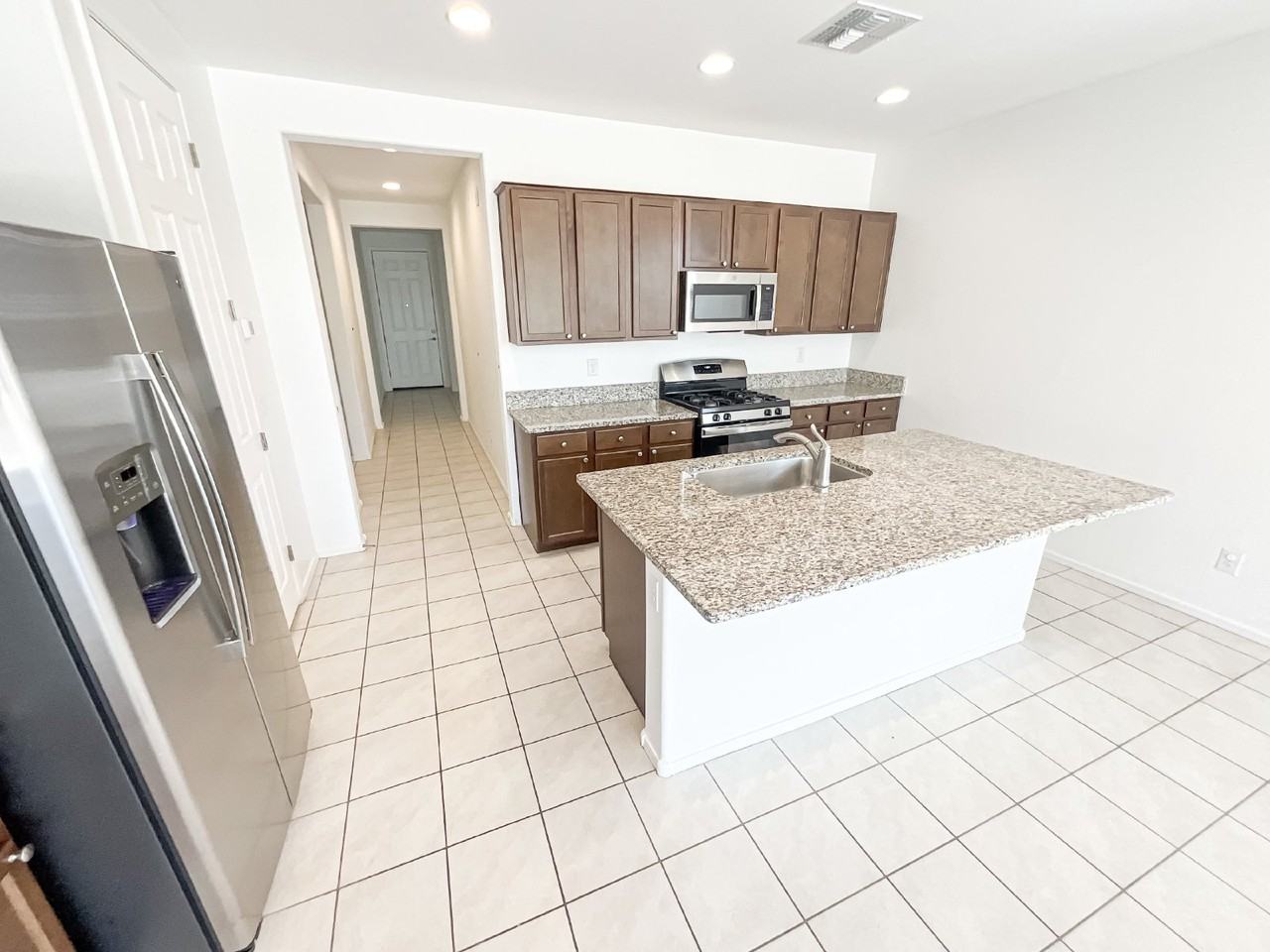 261 E Tahiti Dr - Photo 4 of 24