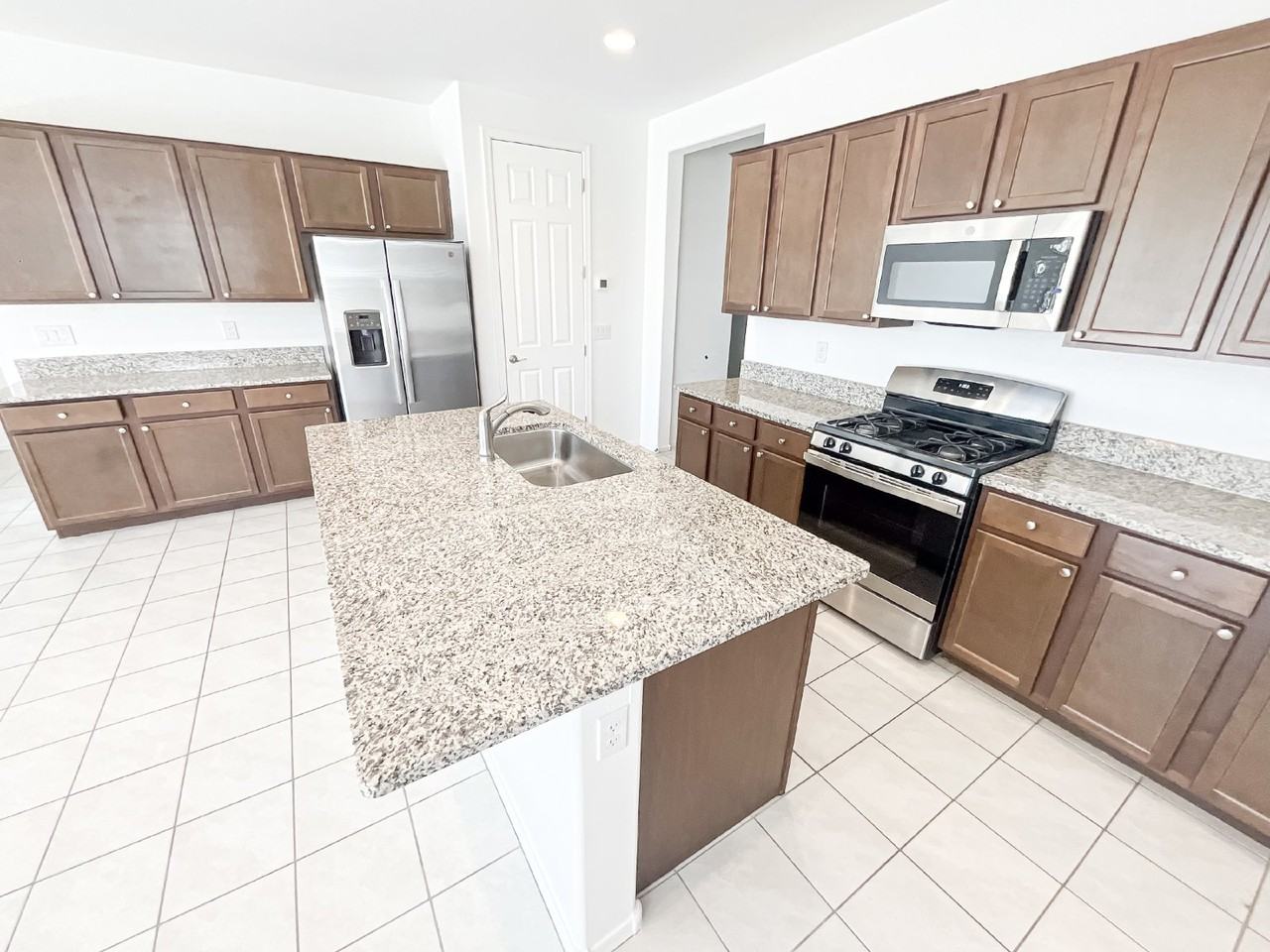 261 E Tahiti Dr - Photo 5 of 24