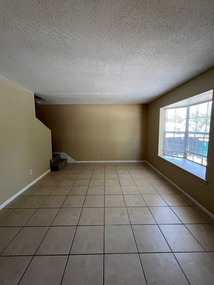 102 Valencia Dr - Photo 2 of 16