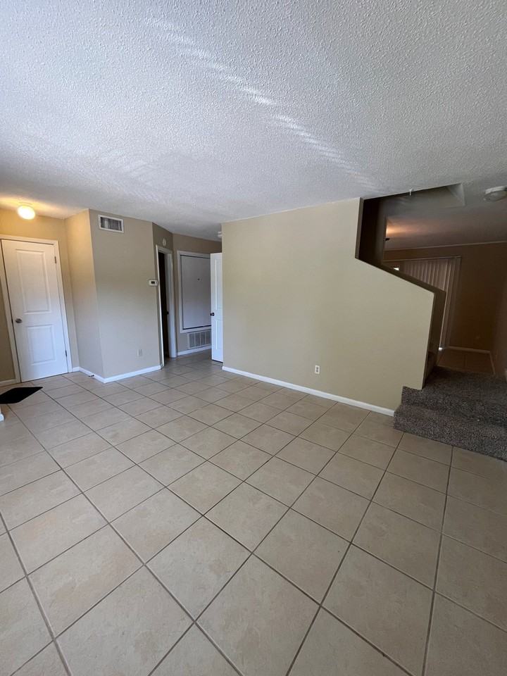 102 Valencia Dr - Photo 3 of 16