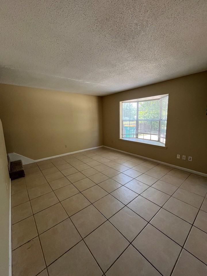 102 Valencia Dr - Photo 4 of 16