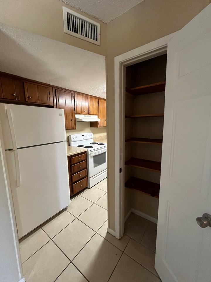 102 Valencia Dr - Photo 5 of 16
