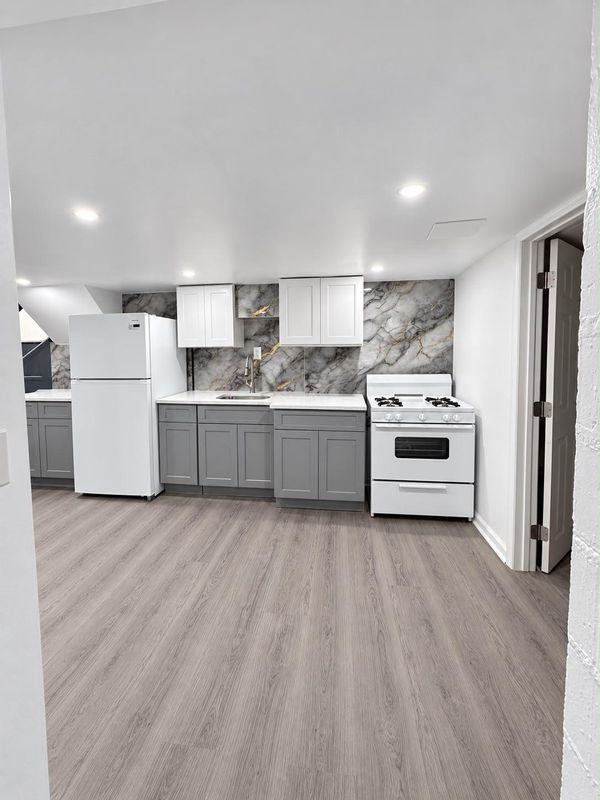 10 Tower Pl - Photo 3 of 8