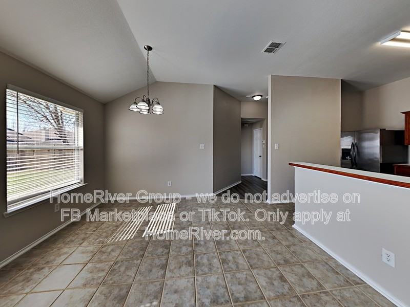 1240 Pepperidge Ln - Photo 3 of 31