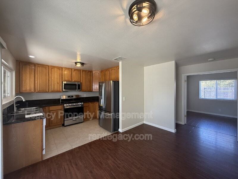6631 Badger Ct - Photo 7 of 21