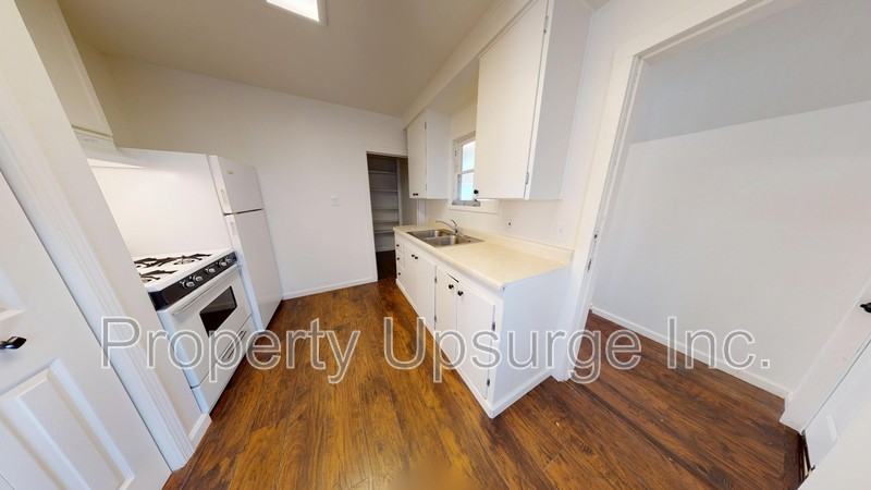 1042 W Court Aly - Photo 3 of 18