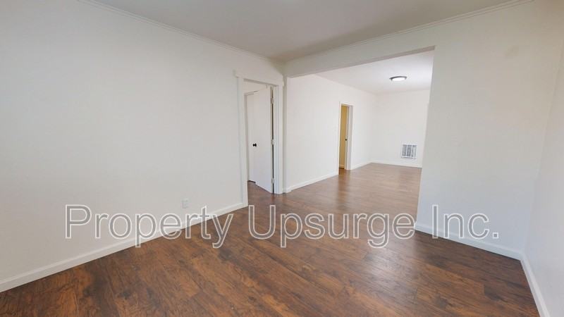 1042 W Court Aly - Photo 6 of 18