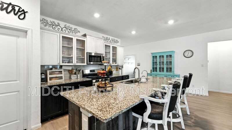 305 N Kowald Ln - Photo 3 of 38