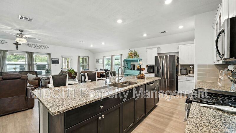 305 N Kowald Ln - Photo 6 of 38