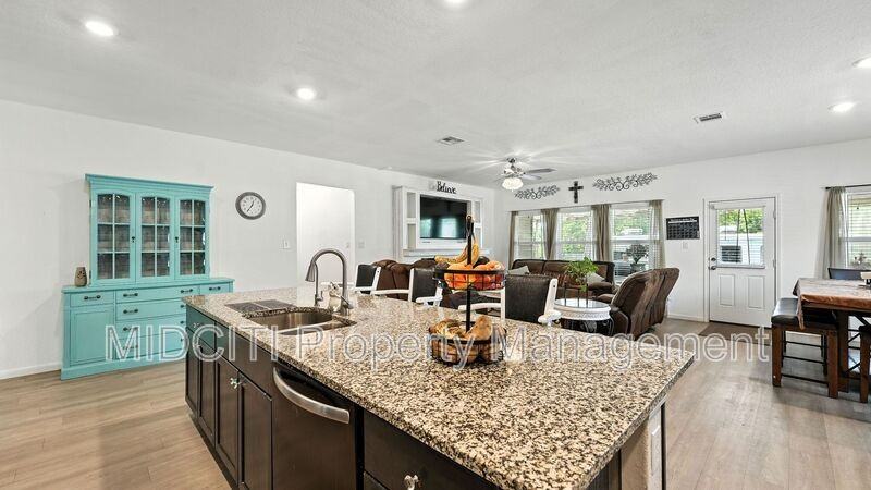 305 N Kowald Ln - Photo 7 of 38